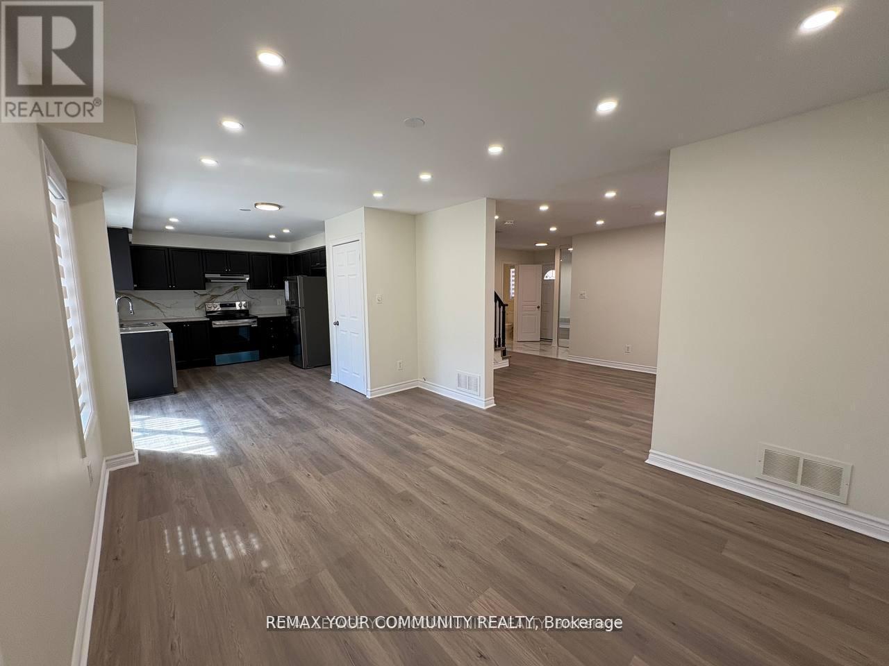 52 Stanley Street, Barrie, Ontario  L4M 6V6 - Photo 8 - S13109898