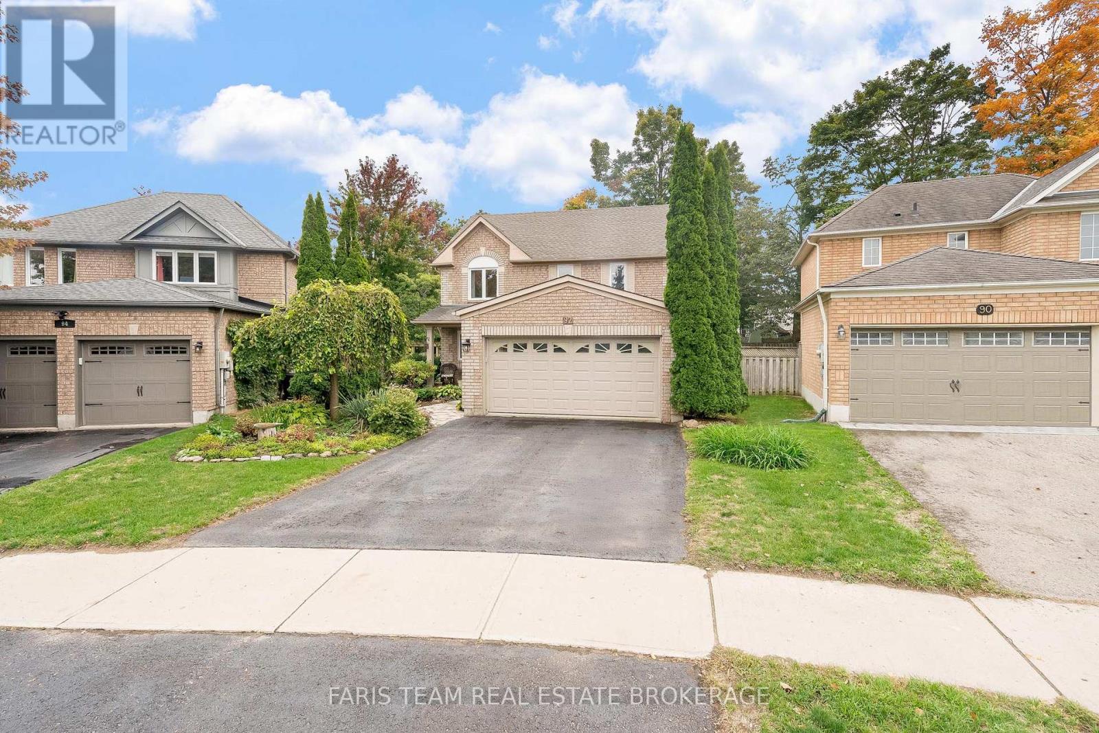 92 Brighton Road, Barrie, Ontario  L4M 6S3 - Photo 2 - S13109904