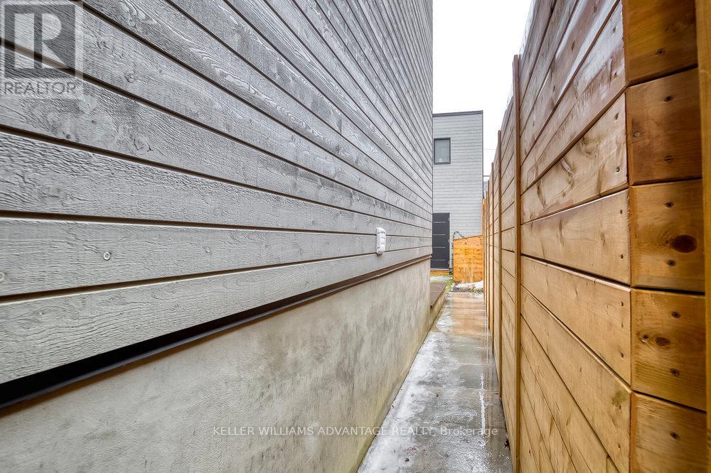 Lower - 325 Perth Avenue, Toronto, Ontario  M6P 3X9 - Photo 2 - W13109828