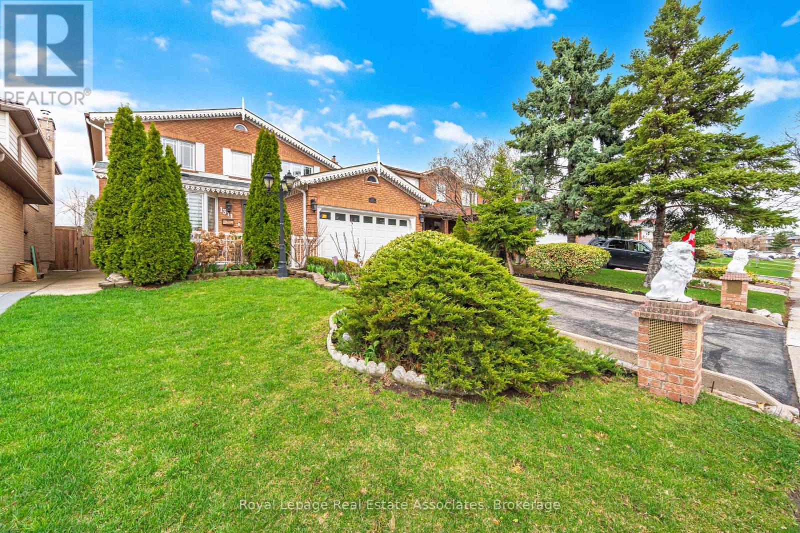 1311 Underwood Drive, Mississauga, Ontario  L4W 3M9 - Photo 2 - W13109896