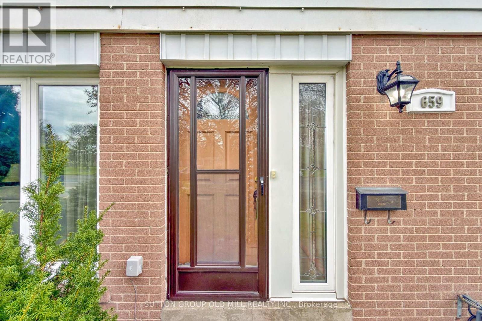 659 Balmoral Drive, Brampton, Ontario  L6T 1W8 - Photo 2 - W13109932