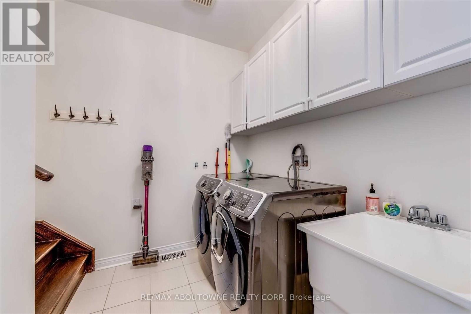 3115 Carding Mill Trail, Oakville, Ontario  L6M 0Z5 - Photo 13 - W13109940