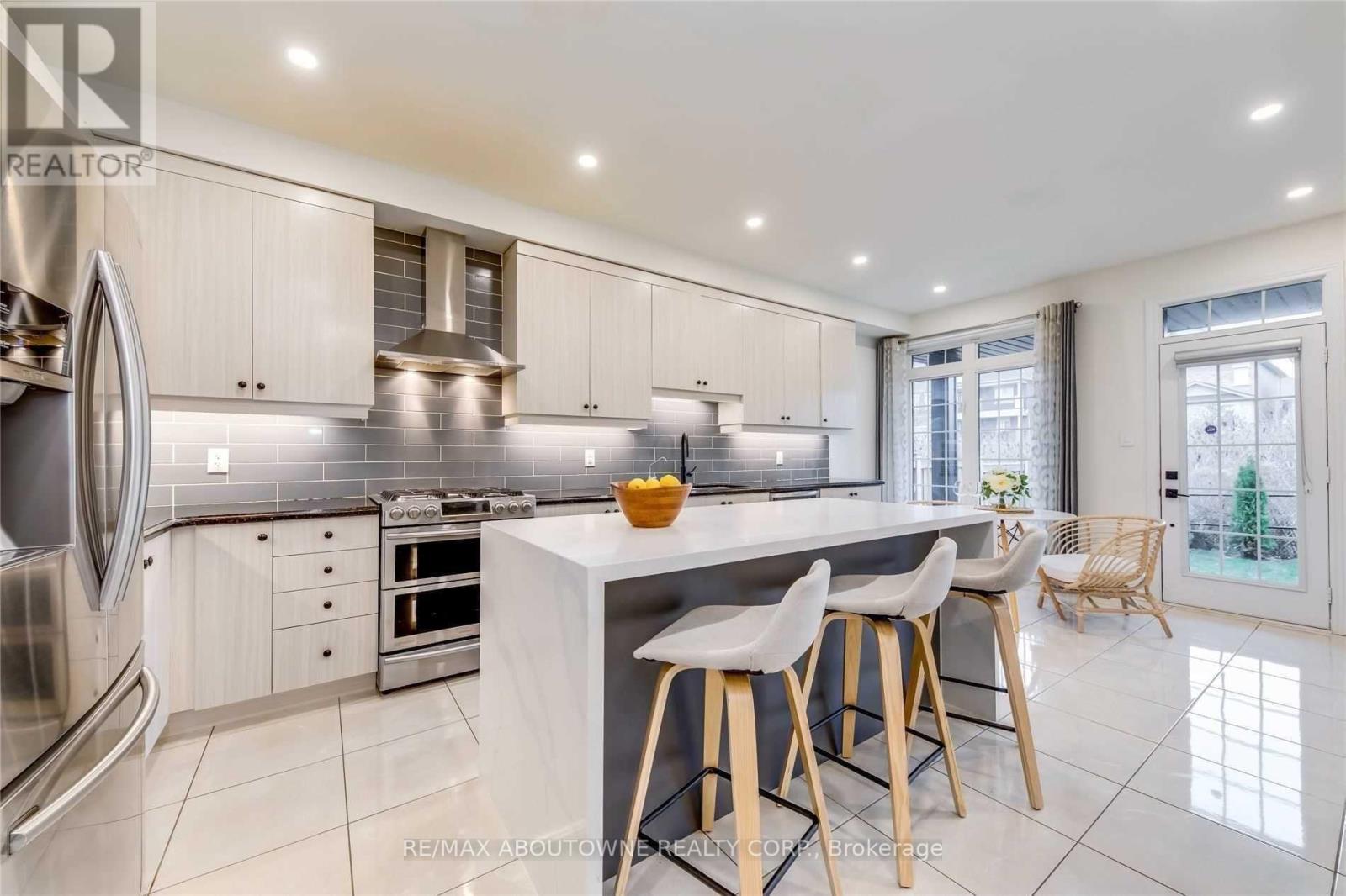 3115 Carding Mill Trail, Oakville, Ontario  L6M 0Z5 - Photo 6 - W13109940