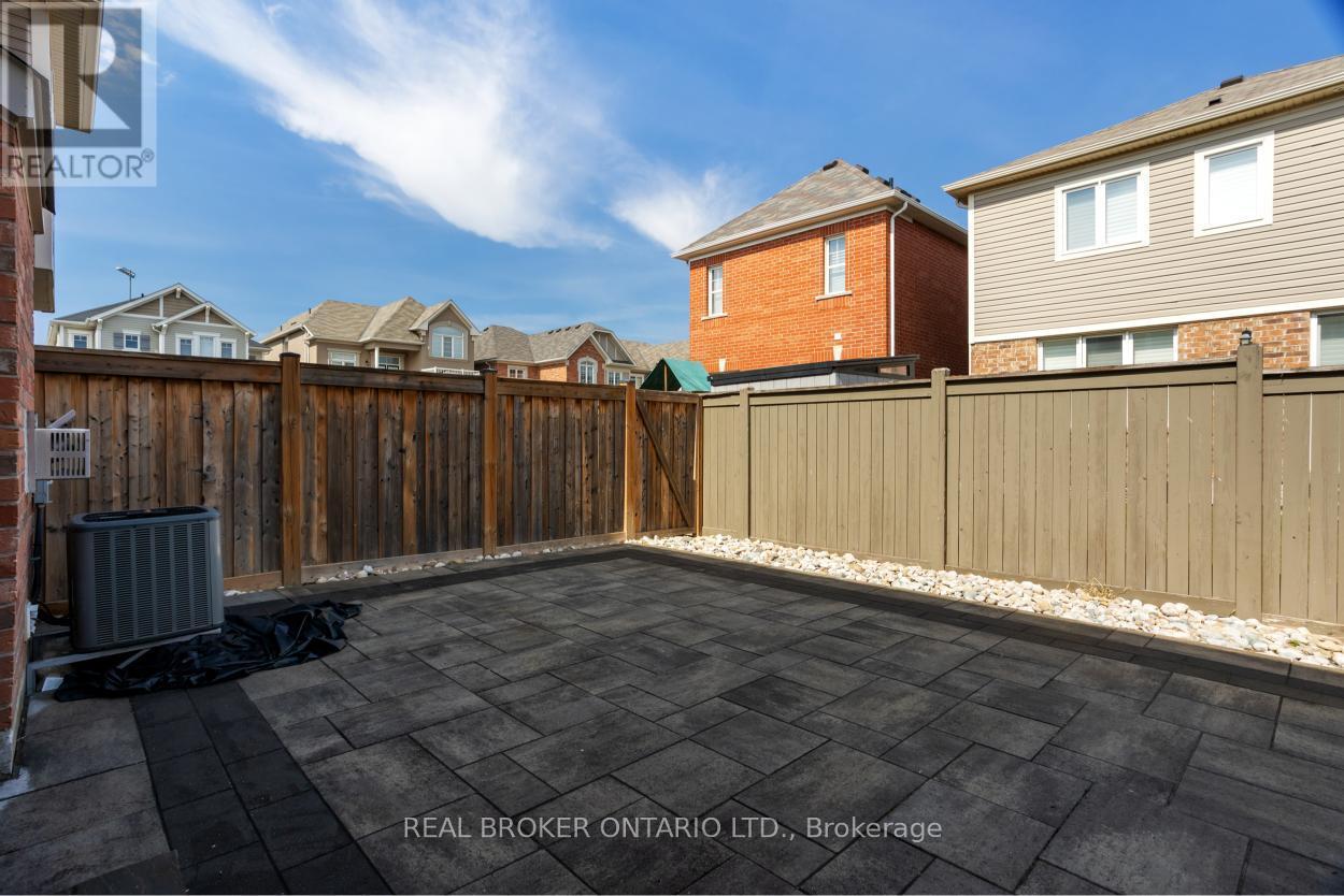 1213 Mulroney Heights, Milton, Ontario  L9E 1B9 - Photo 43 - W13110014