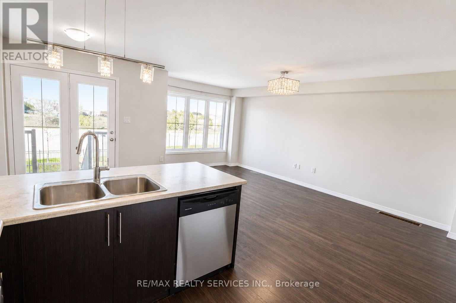 124 Golden Springs Drive, Brampton, Ontario  L7A 0C7 - Photo 4 - W13110044