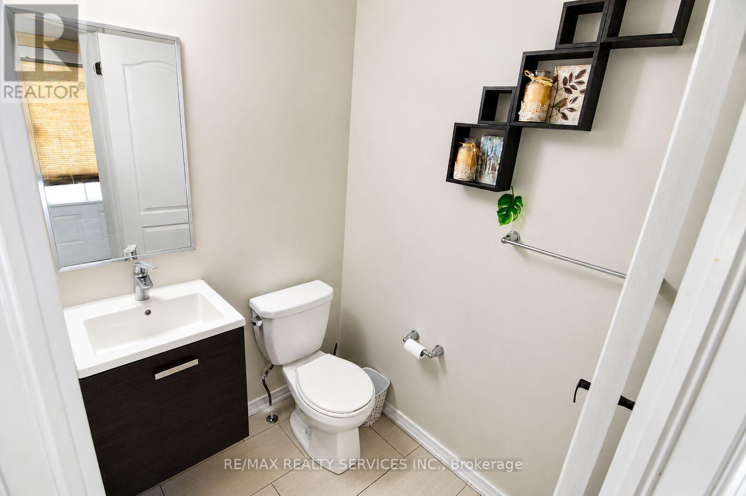 124 Golden Springs Drive, Brampton, Ontario  L7A 0C7 - Photo 7 - W13110044