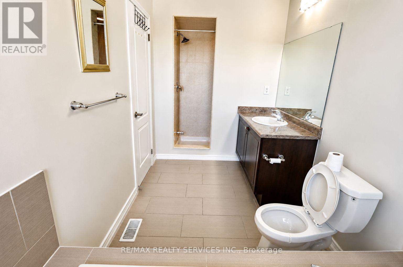 124 Golden Springs Drive, Brampton, Ontario  L7A 0C7 - Photo 8 - W13110044