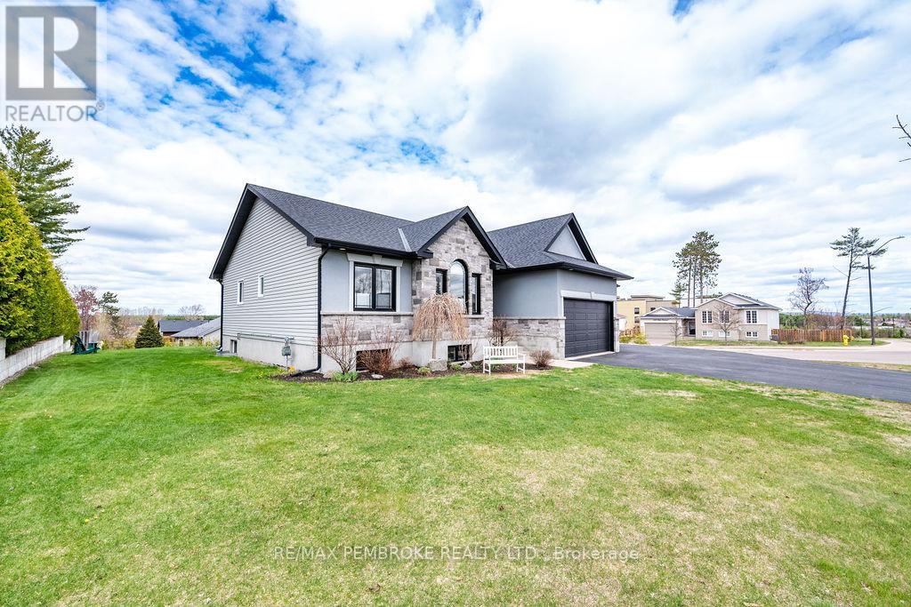19 Nick Street, Petawawa, Ontario  K8H 0C2 - Photo 3 - X13109794