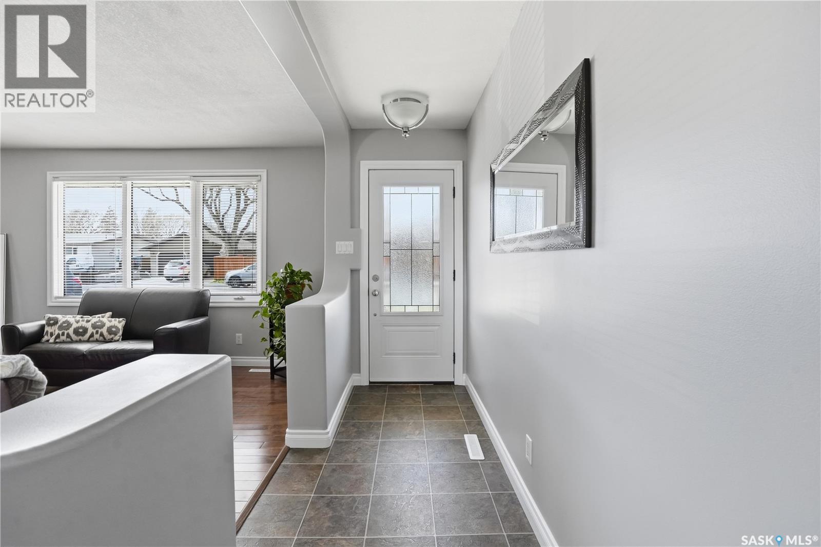 115 Stapleford Crescent, Regina, Saskatchewan  S4R 4S8 - Photo 2 - SK035394