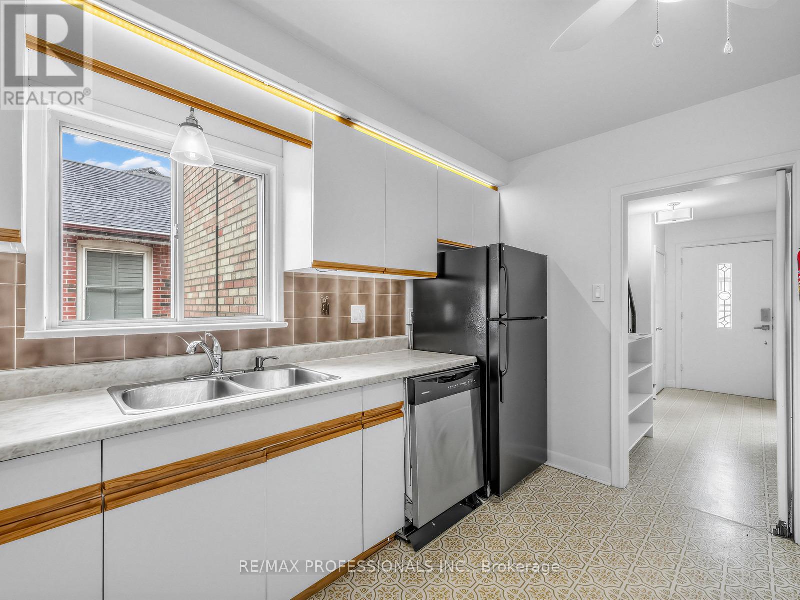 47 Claymore Drive, Toronto, Ontario  M8Z 2S3 - Photo 10 - W13107334