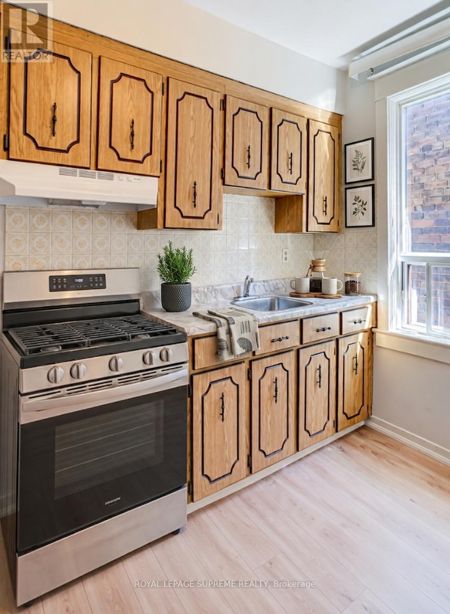 Upper - 160 Shanly Street, Toronto, Ontario  M6H 1S9 - Photo 14 - W13095448
