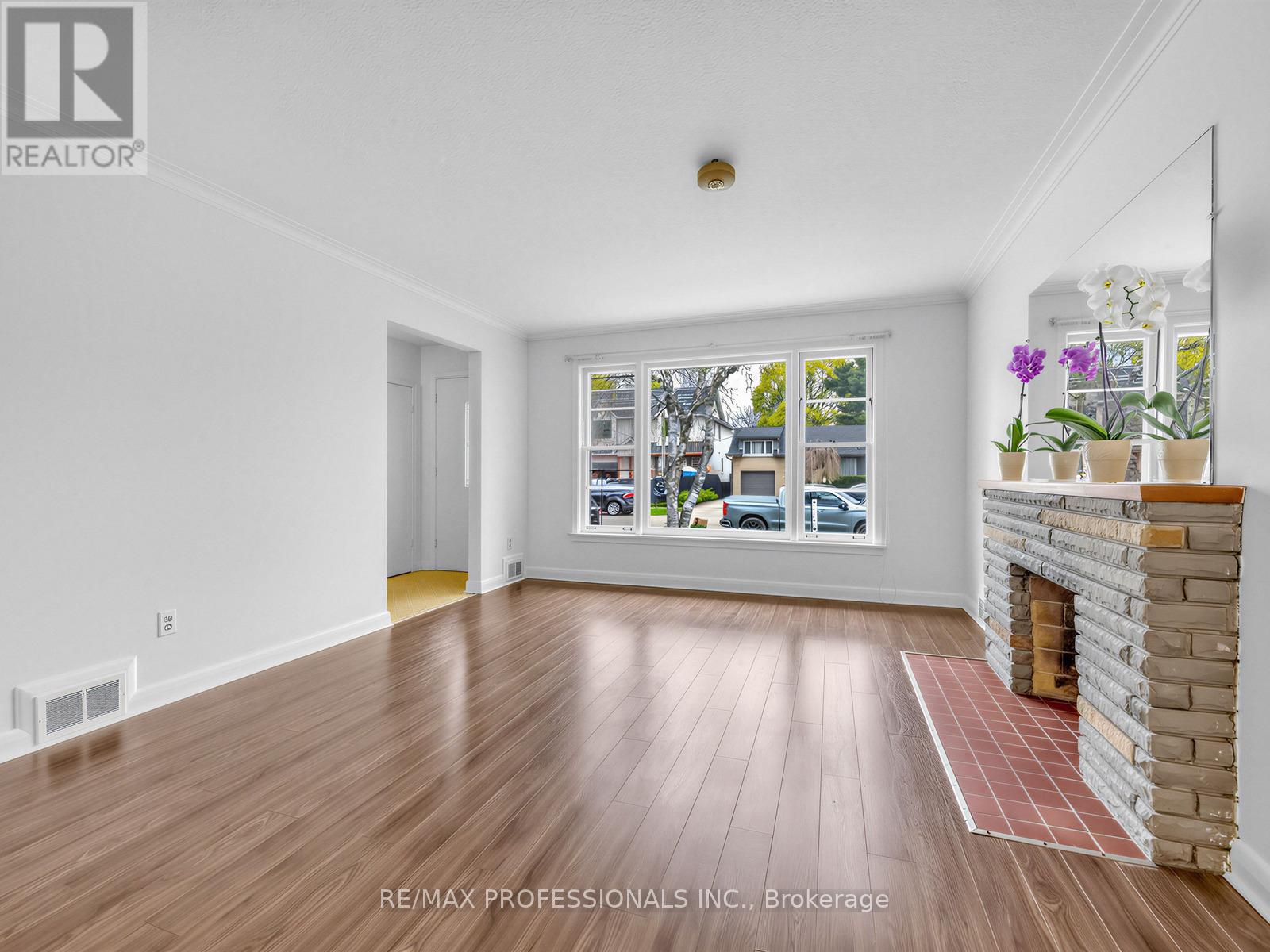 47 Claymore Drive, Toronto, Ontario  M8Z 2S3 - Photo 4 - W13107334