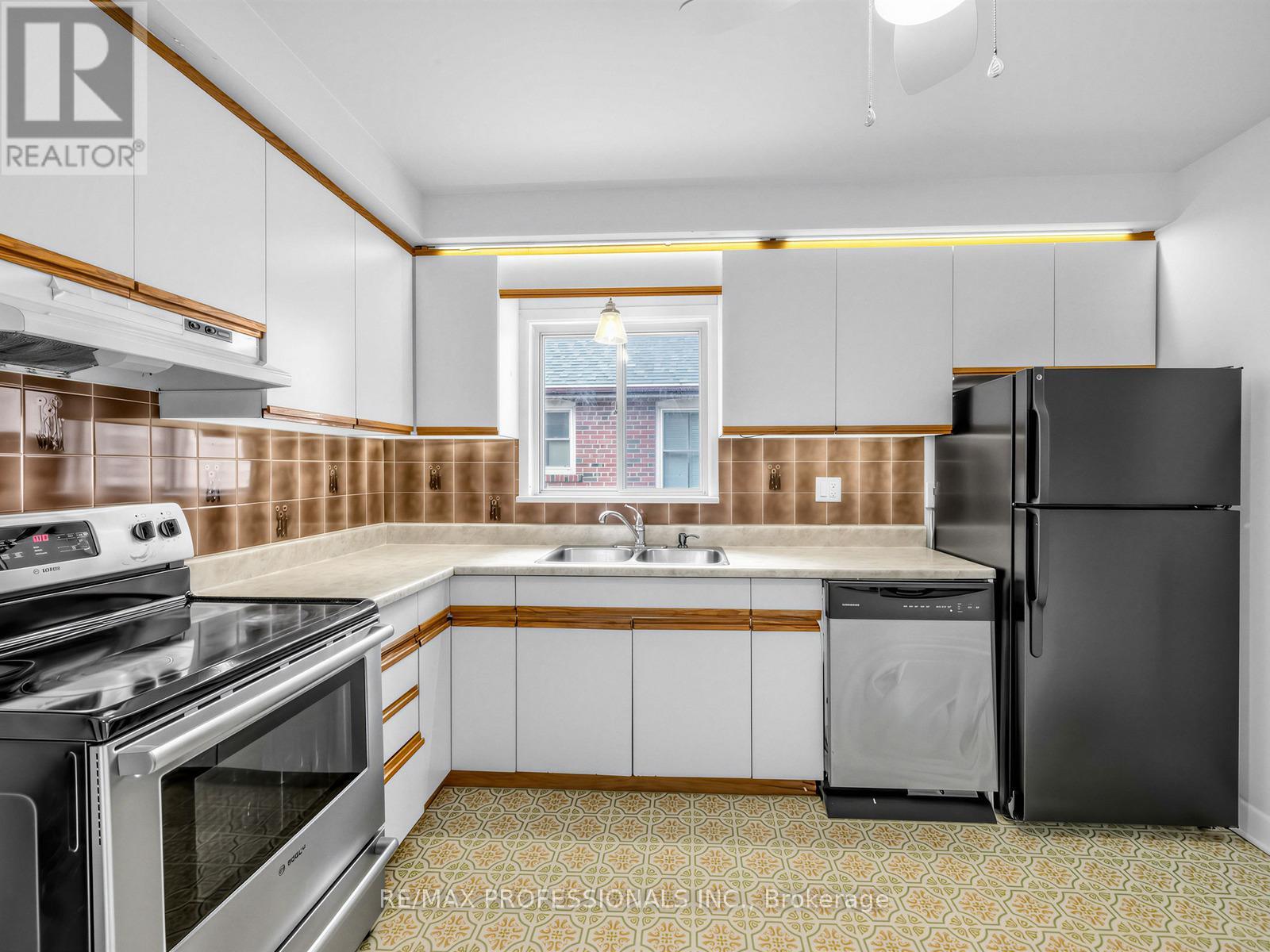 47 Claymore Drive, Toronto, Ontario  M8Z 2S3 - Photo 9 - W13107334