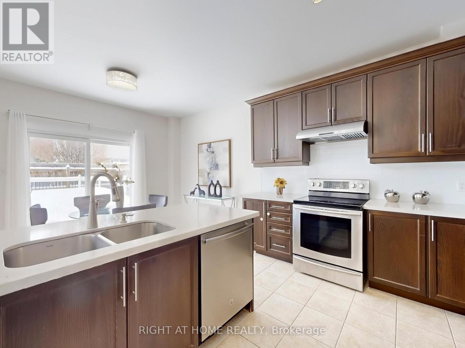 20 Charlemagne Avenue, Barrie, Ontario  L4M 0A7 - Photo 7 - S13110080