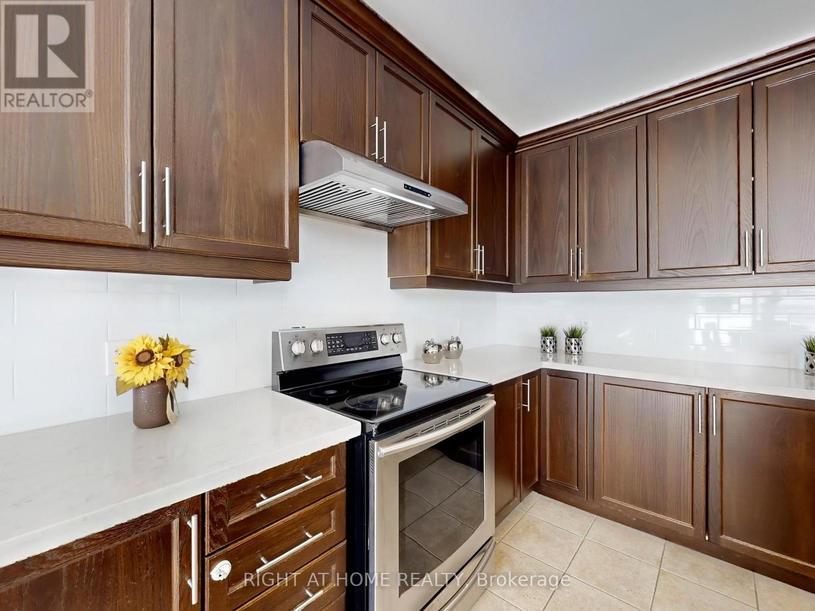 20 Charlemagne Avenue, Barrie, Ontario  L4M 0A7 - Photo 8 - S13110080