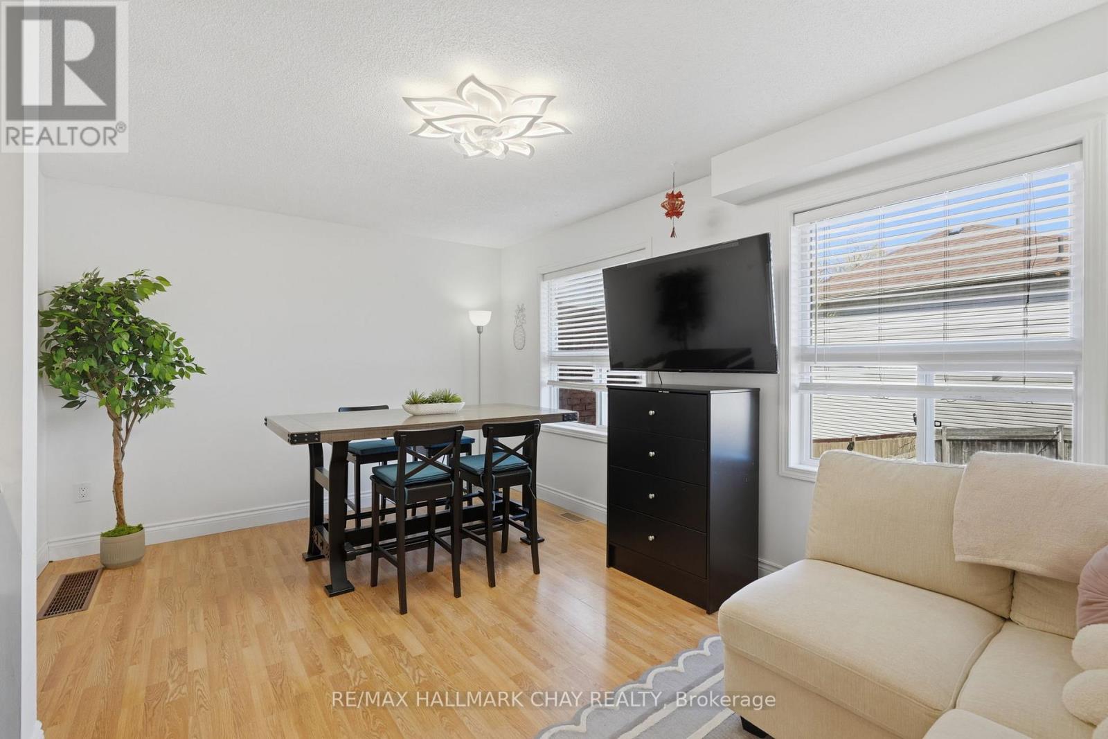 4 Hawthorne Crescent, Barrie, Ontario  L4N 8K1 - Photo 11 - S13110082