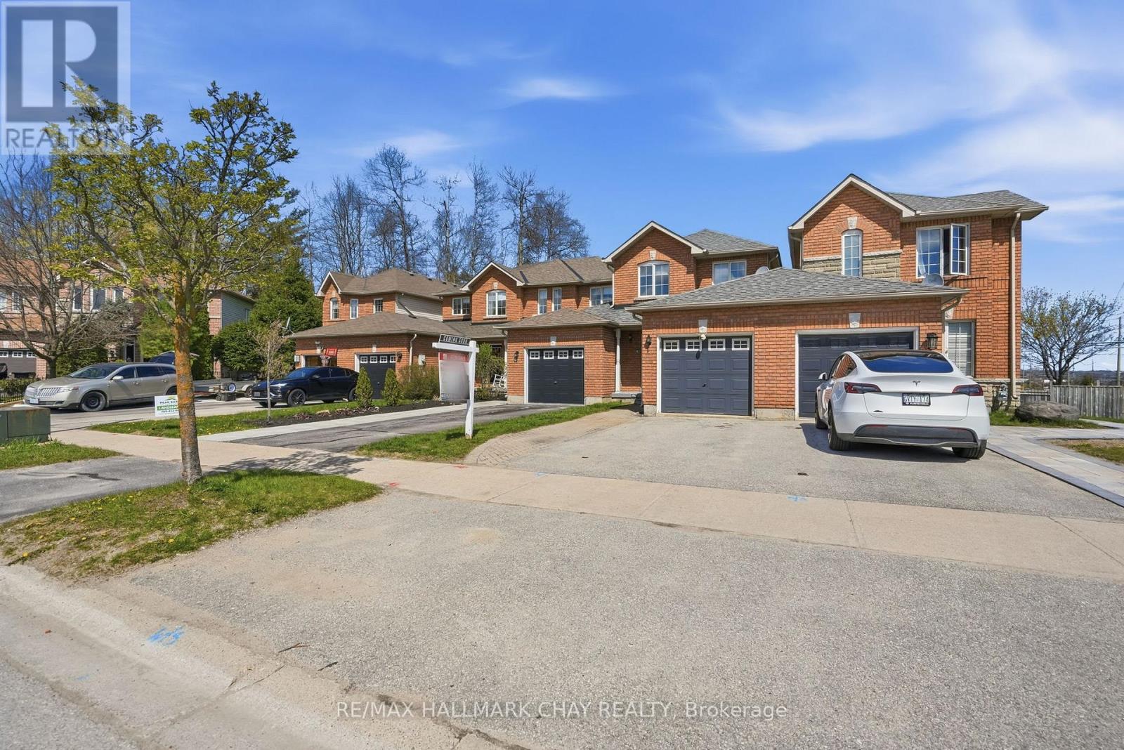 4 Hawthorne Crescent, Barrie, Ontario  L4N 8K1 - Photo 2 - S13110082