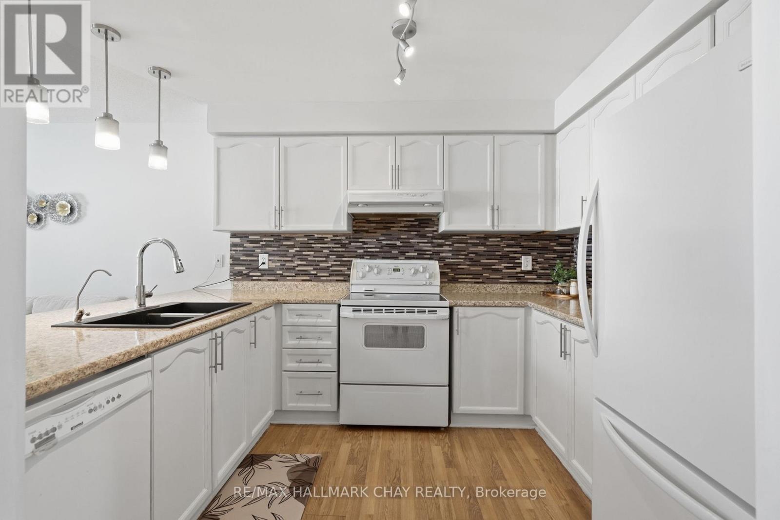 4 Hawthorne Crescent, Barrie, Ontario  L4N 8K1 - Photo 6 - S13110082