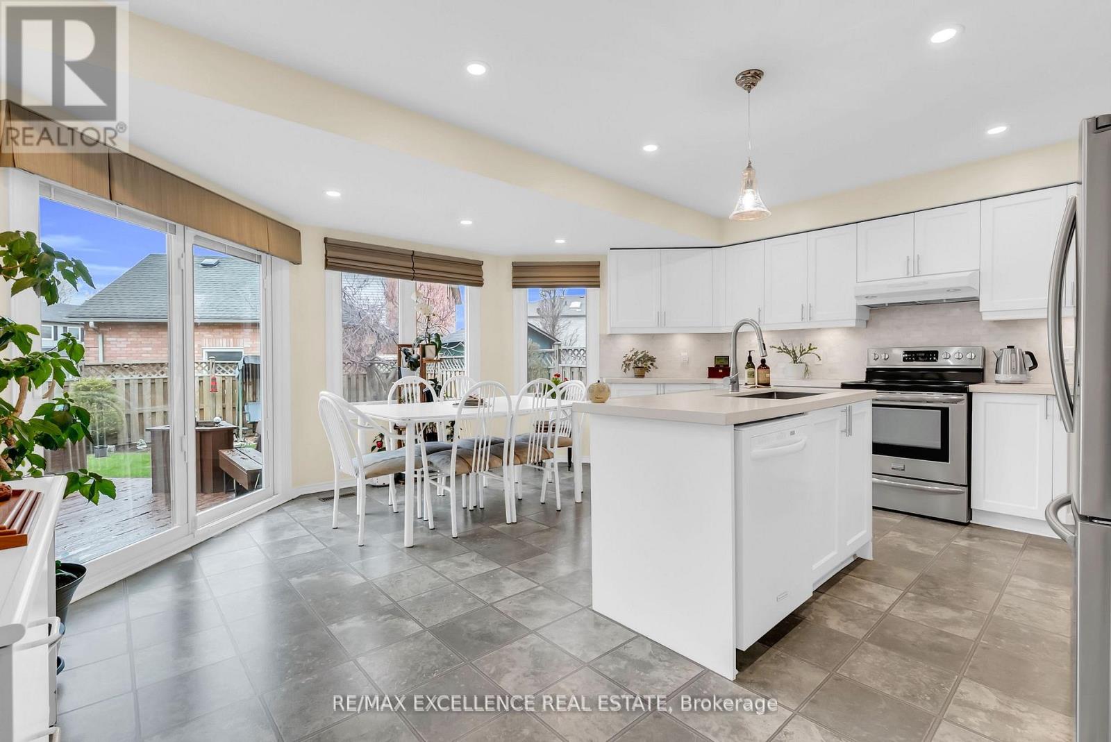 4 Novella Place, Brampton, Ontario  L6S 5X1 - Photo 3 - W13110184