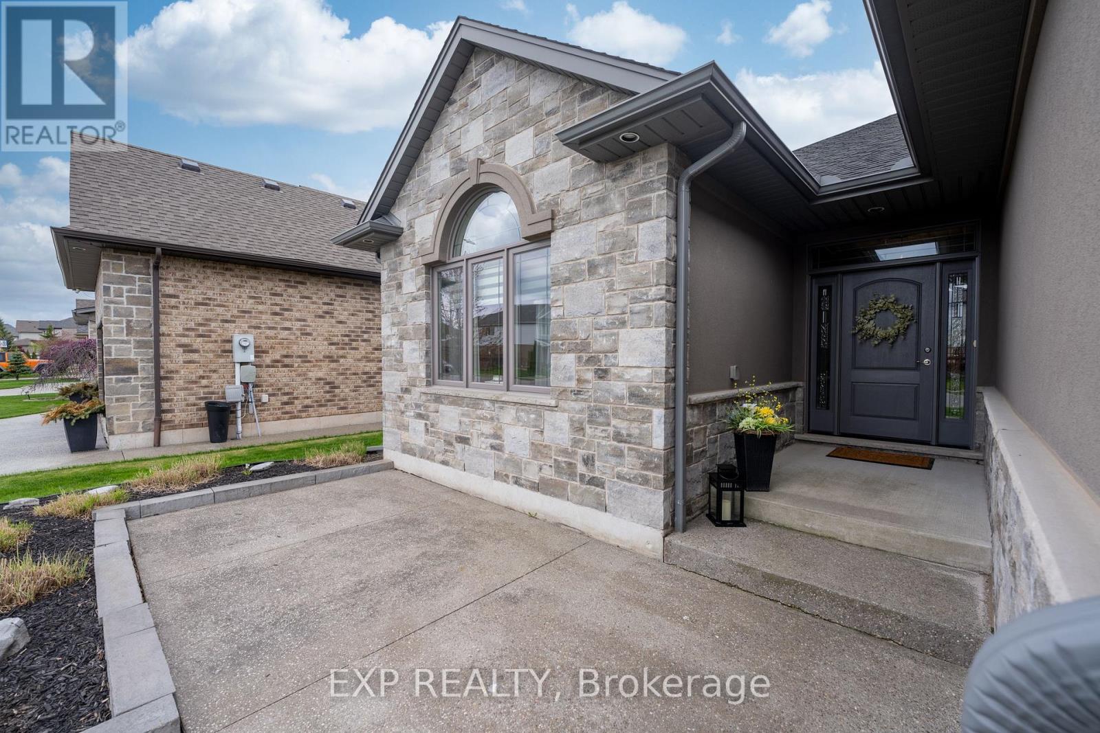 8736 Angie Drive, Niagara Falls, Ontario  L2H 0H9 - Photo 5 - X13110288