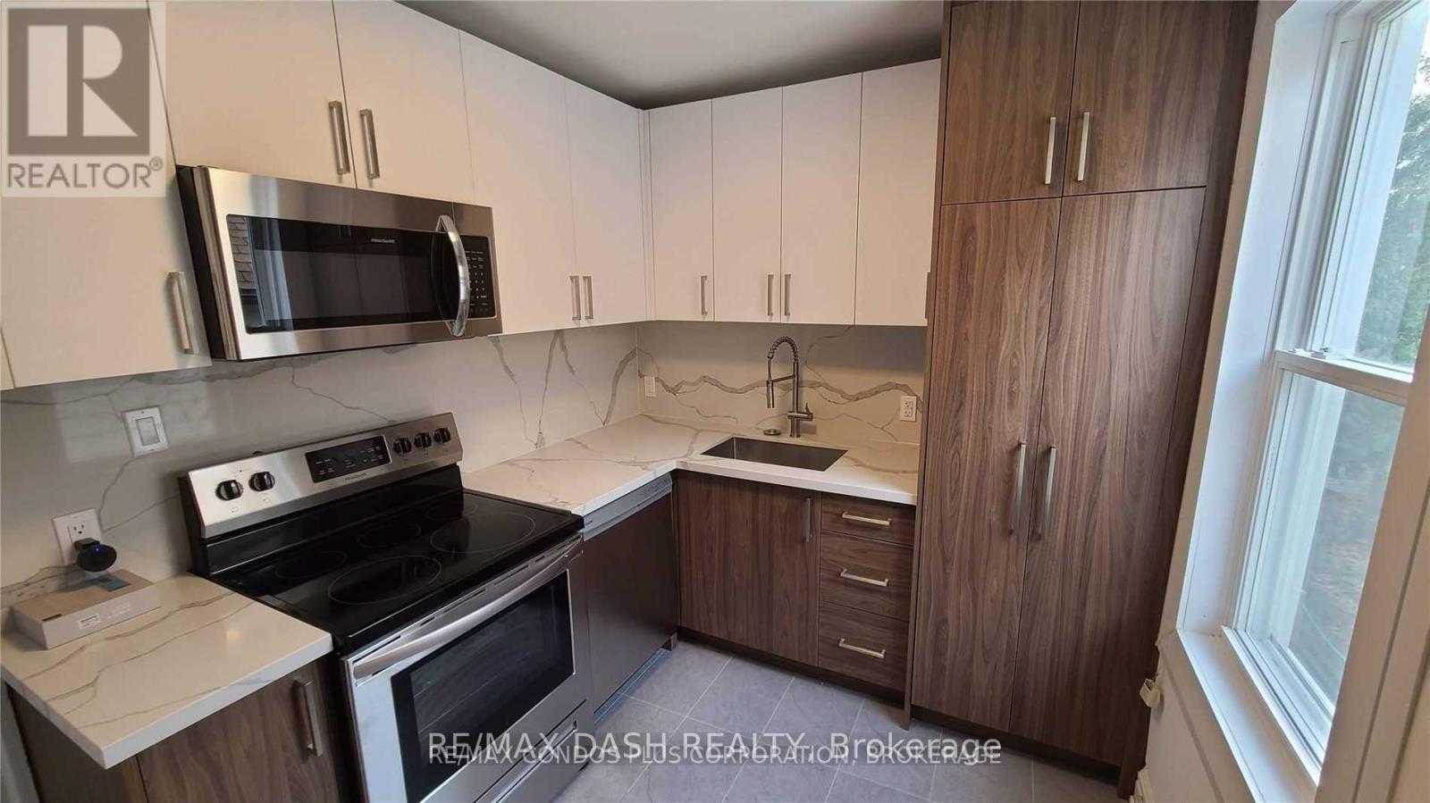 Upper - 13 Hocken Avenue, Toronto, Ontario  M6G 2K1 - Photo 15 - C13110368