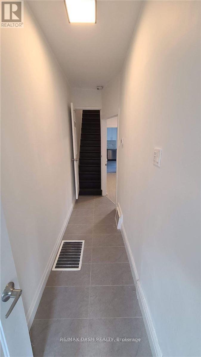 Upper - 13 Hocken Avenue, Toronto, Ontario  M6G 2K1 - Photo 18 - C13110368