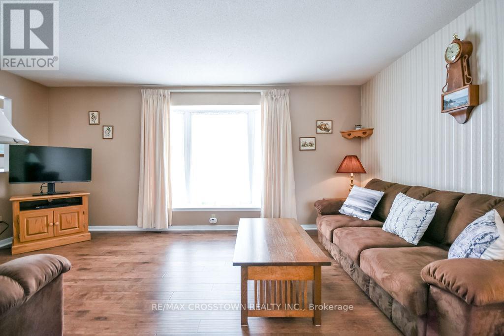 169 Oriole Drive, East Gwillimbury, Ontario  L9N 1G9 - Photo 9 - N12970652