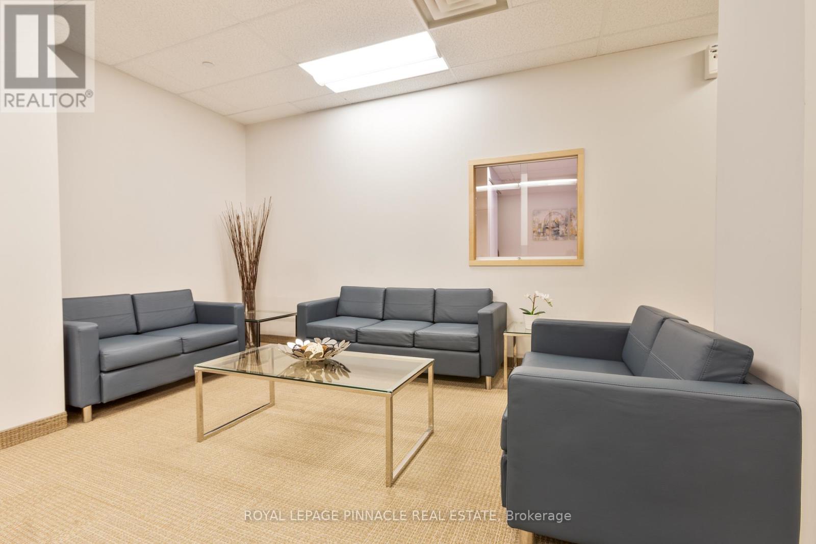 301-X - 231 Oak Park Boulevard, Oakville, Ontario  L6H 6M4 - Photo 4 - W12973058