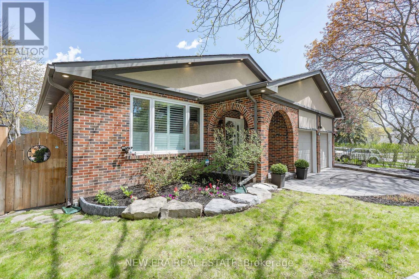 3515 Gallager Drive, Mississauga, Ontario  L5C 2N2 - Photo 2 - W13110314