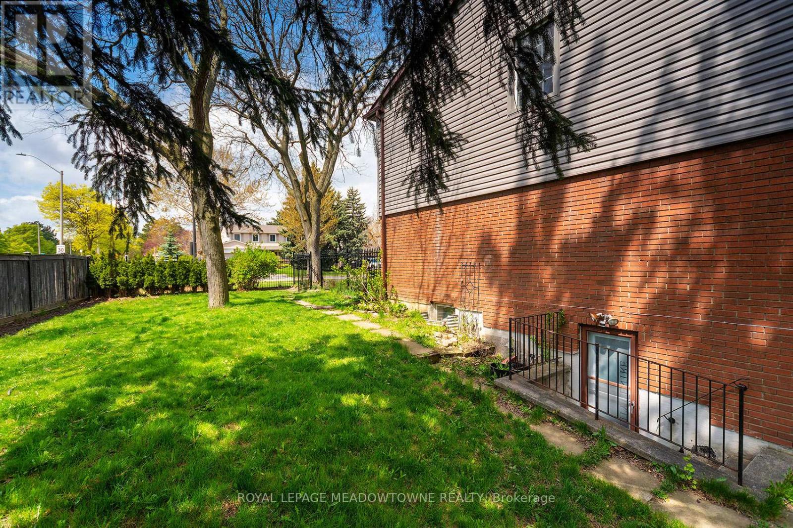 6942 Barrisdale Drive, Mississauga, Ontario  L5N 2H4 - Photo 13 - W13110506