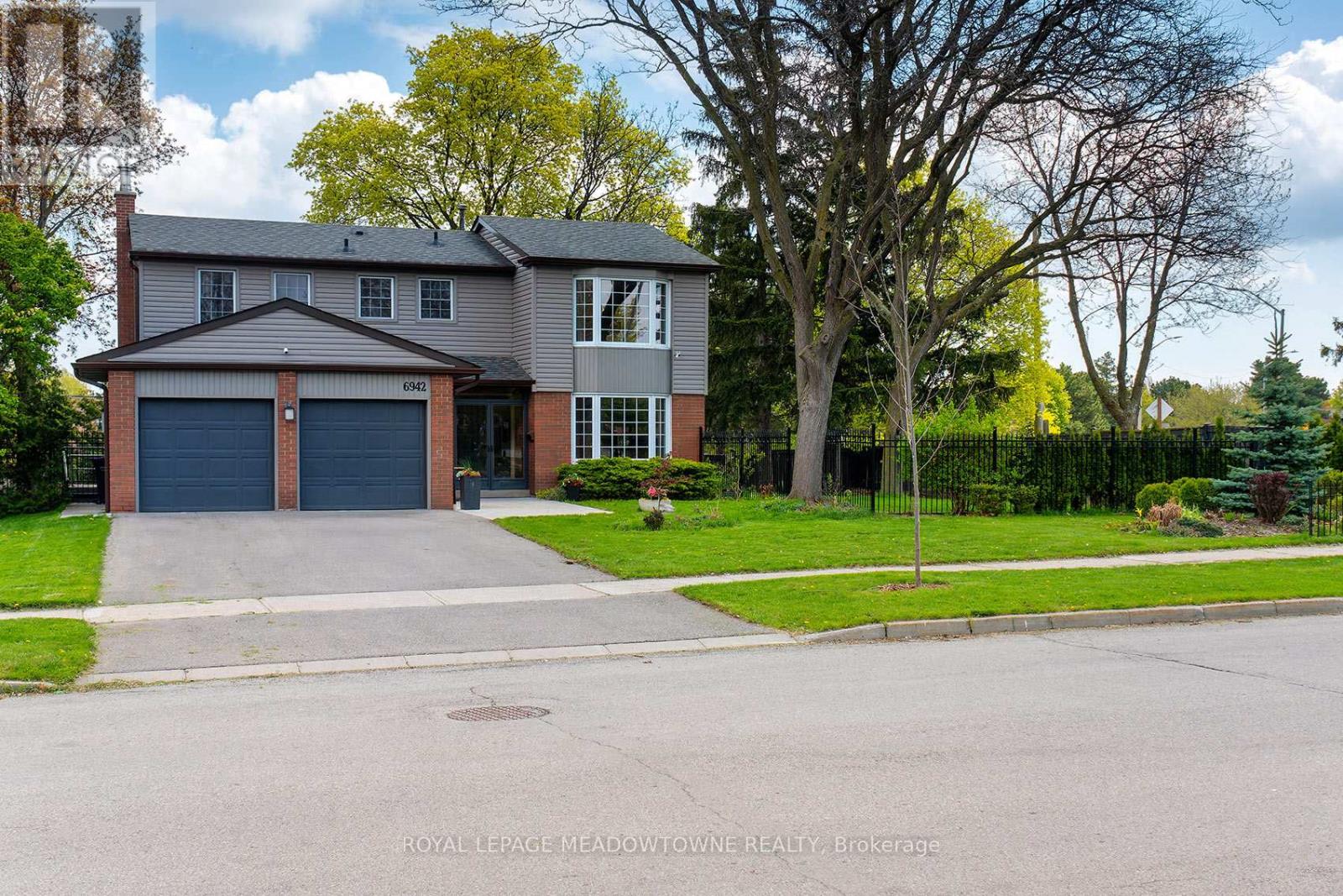 6942 Barrisdale Drive, Mississauga, Ontario  L5N 2H4 - Photo 3 - W13110506