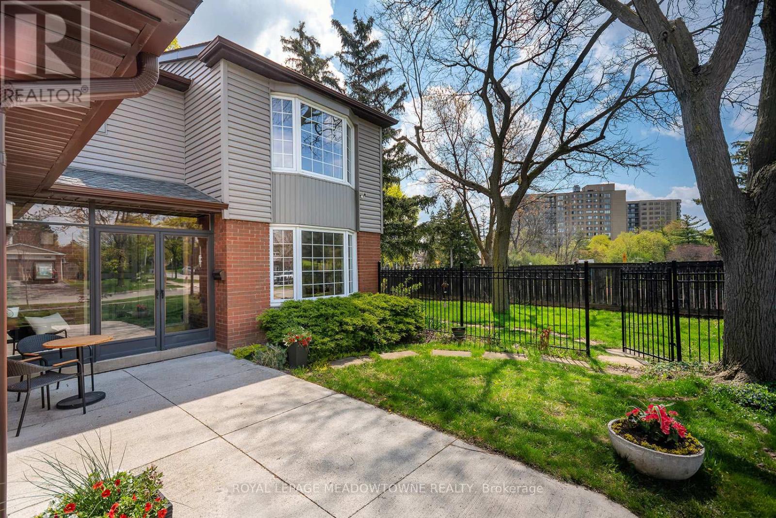 6942 Barrisdale Drive, Mississauga, Ontario  L5N 2H4 - Photo 6 - W13110506