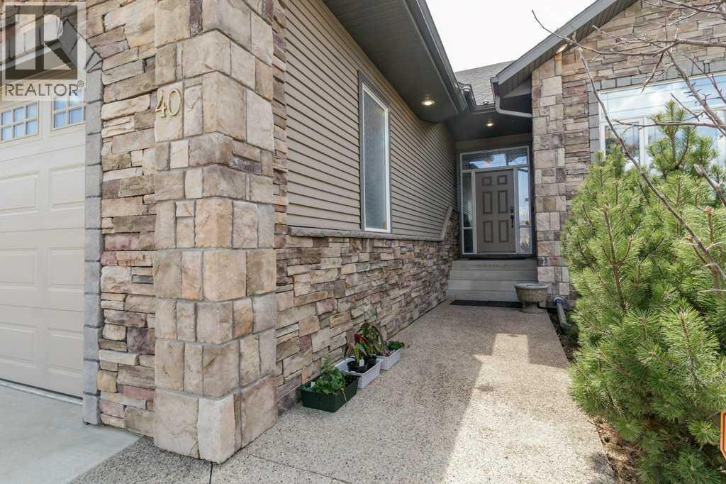 40 Oakwood Close, Red Deer, Alberta  T4P 0C5 - Photo 2 - A2309439