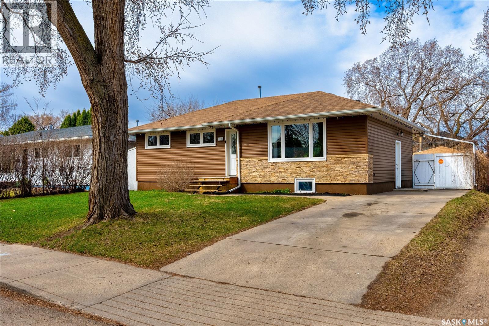 2406 Irvine Avenue, Saskatoon, Saskatchewan  S7J 2A8 - Photo 2 - SK035553