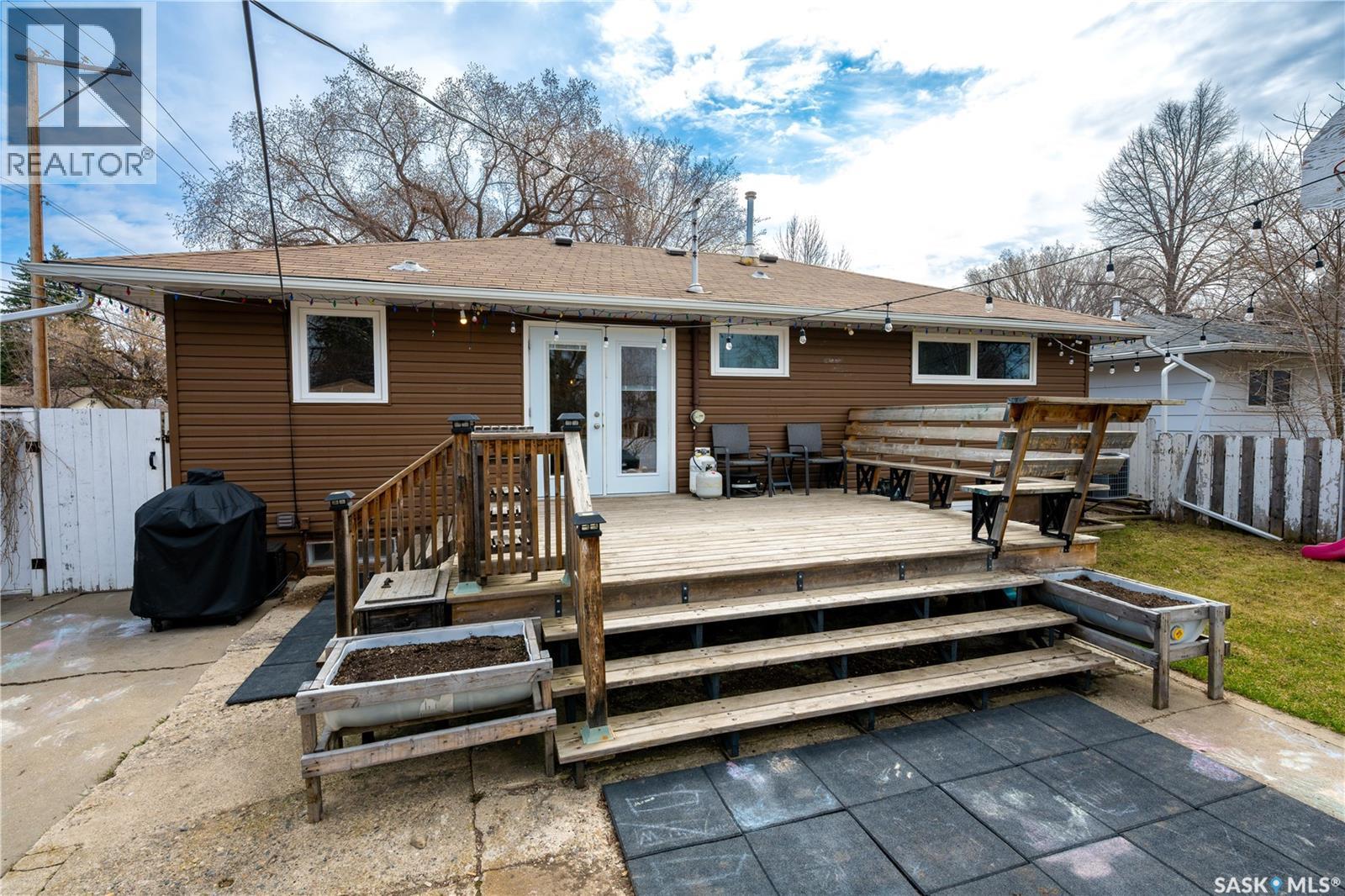 2406 Irvine Avenue, Saskatoon, Saskatchewan  S7J 2A8 - Photo 3 - SK035553