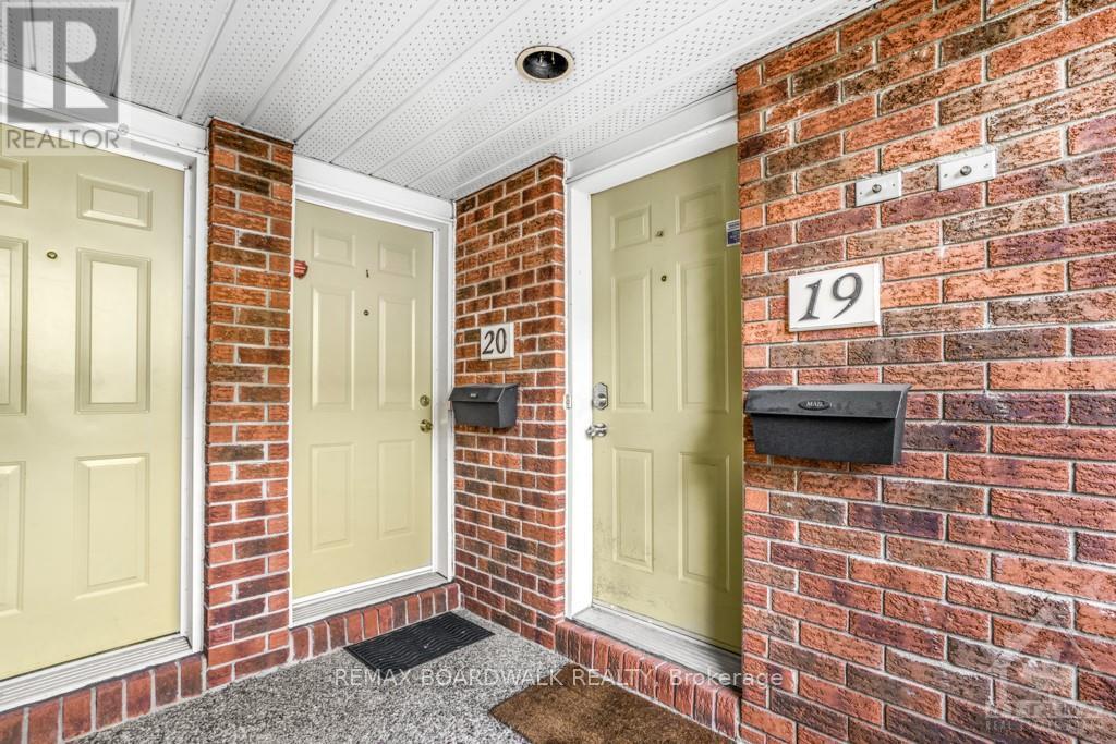 19 - 1400 Wildberry Court, Ottawa, Ontario  K1C 7K6 - Photo 3 - X13110790