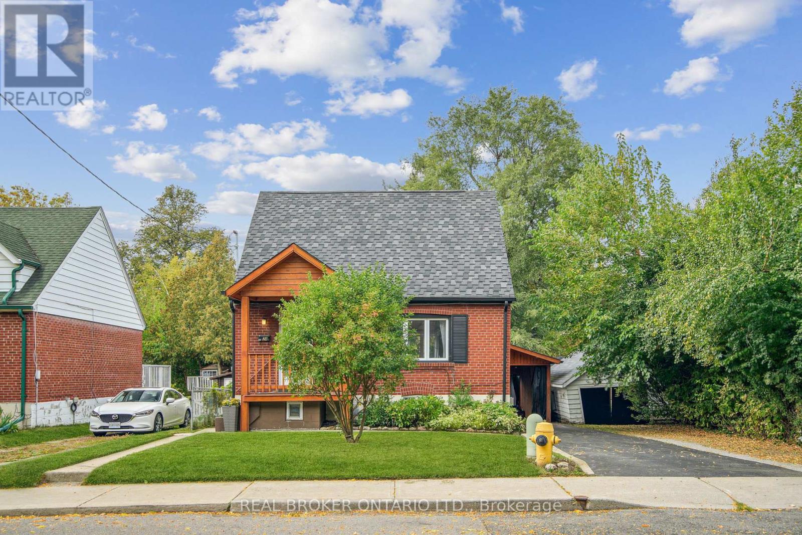 UPPER - 24 GLENBURN AVENUE, Toronto, Ontario