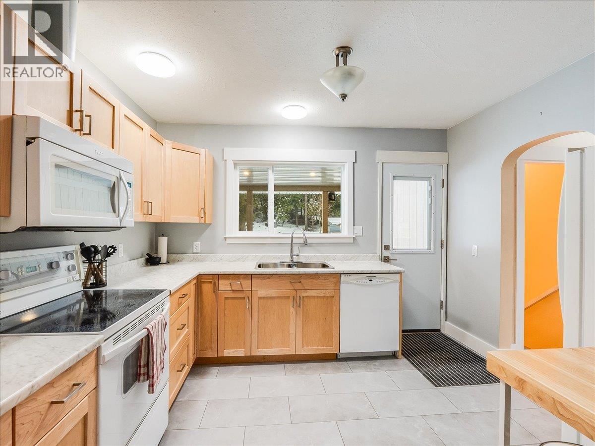 2824 9th Avenue, Castlegar, British Columbia  V1N 2Z1 - Photo 10 - 10380148
