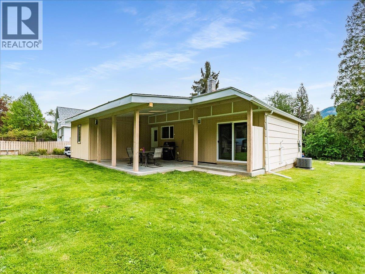2824 9th Avenue, Castlegar, British Columbia  V1N 2Z1 - Photo 4 - 10380148