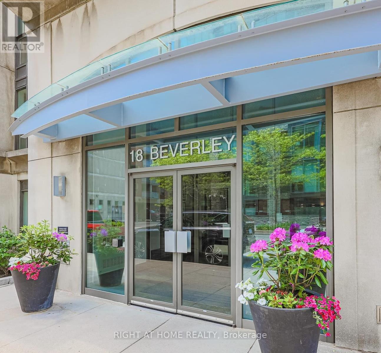 320 - 18 BEVERLEY STREET, Toronto, Ontario