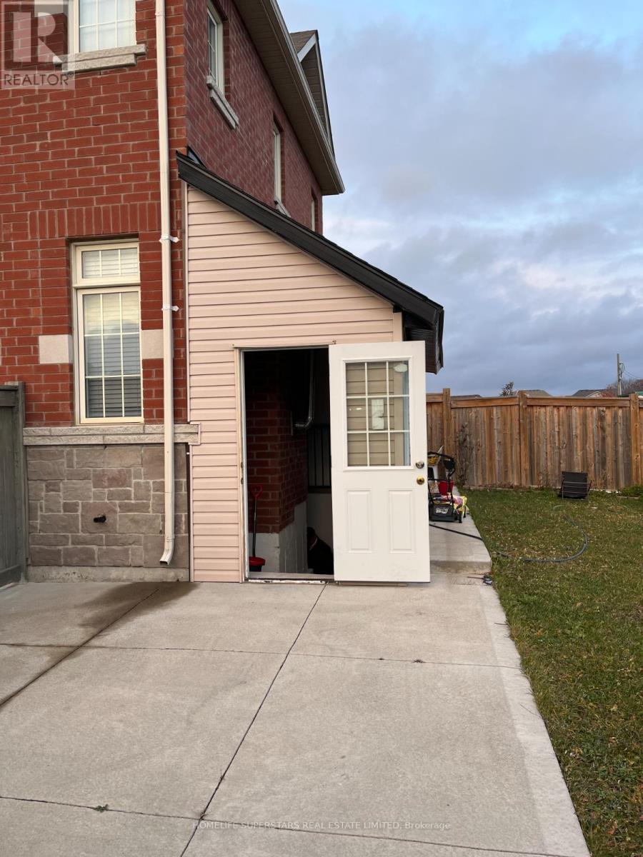 35 Wardenwood Drive, Brampton, Ontario  L6R 3W4 - Photo 9 - W13110660