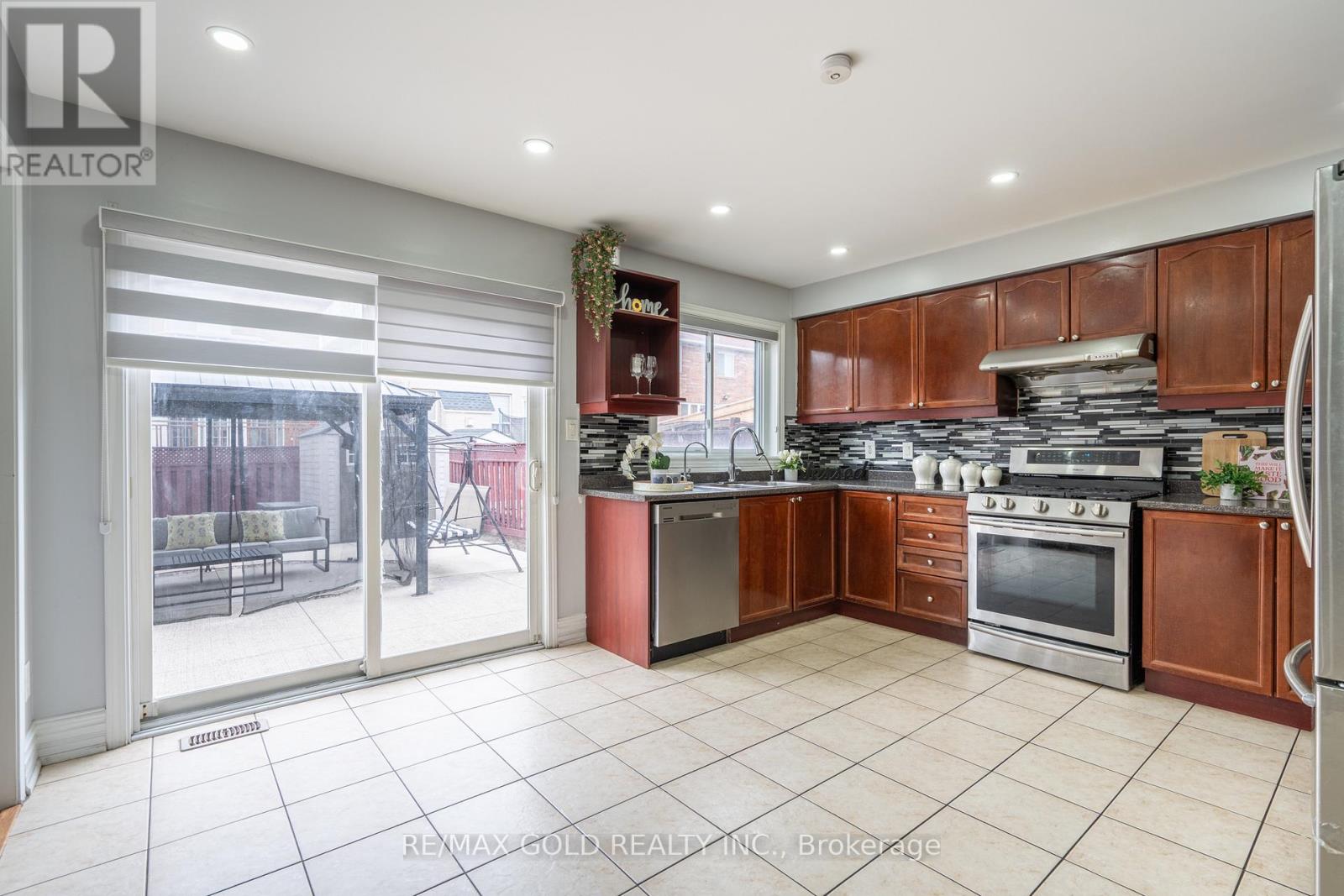 8 Bayridge Drive, Brampton, Ontario  L6P 2H8 - Photo 17 - W13110802