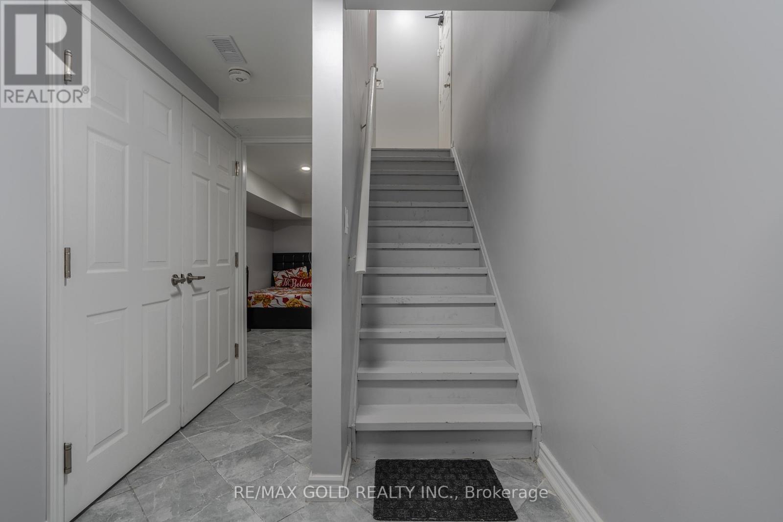 8 Bayridge Drive, Brampton, Ontario  L6P 2H8 - Photo 35 - W13110802
