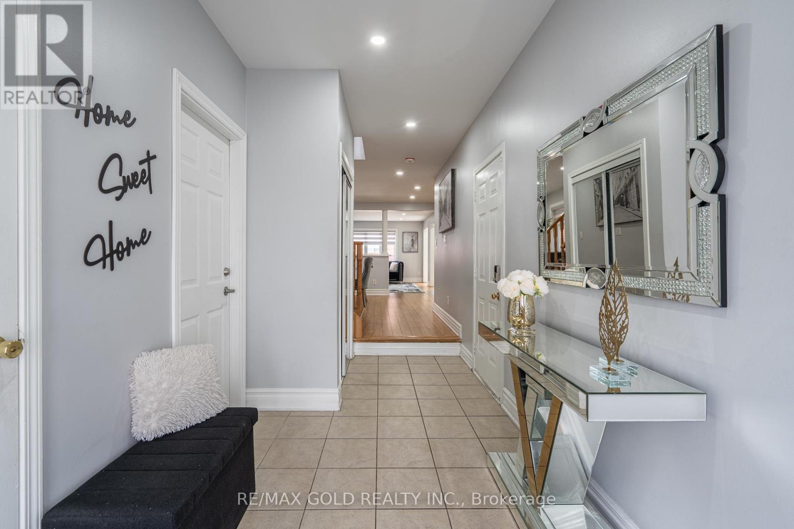8 Bayridge Drive, Brampton, Ontario  L6P 2H8 - Photo 4 - W13110802