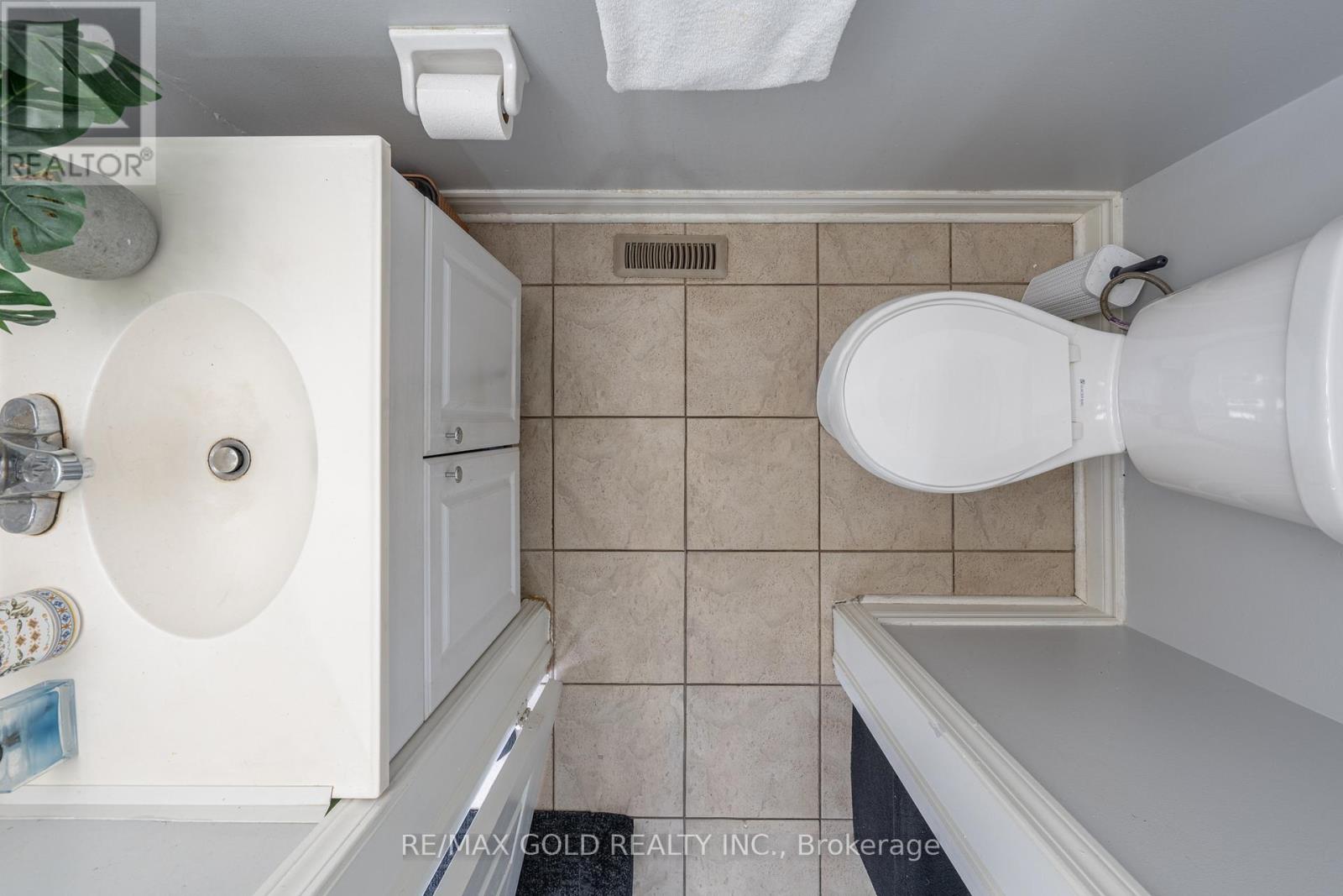 8 Bayridge Drive, Brampton, Ontario  L6P 2H8 - Photo 6 - W13110802