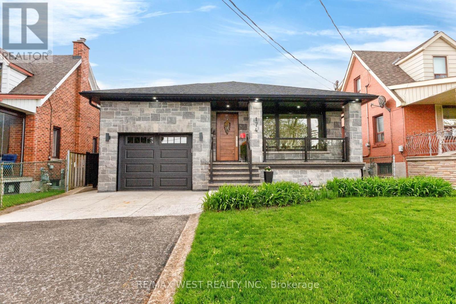 174 CORNELIUS PARKWAY, Toronto, Ontario