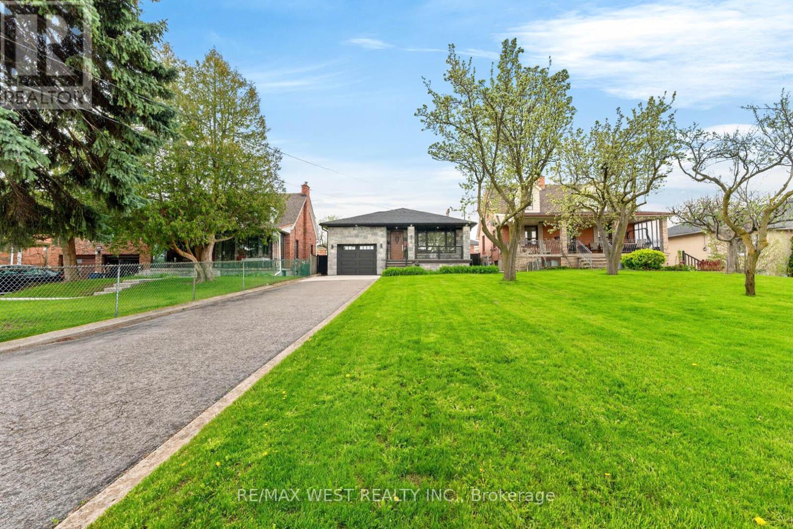 174 Cornelius Parkway, Toronto, Ontario  M6L 2K9 - Photo 4 - W13110806