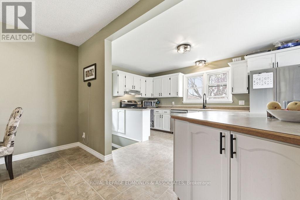 1211 Zadow Street, Laurentian Valley, Ontario  K8A 6W8 - Photo 12 - X13110644