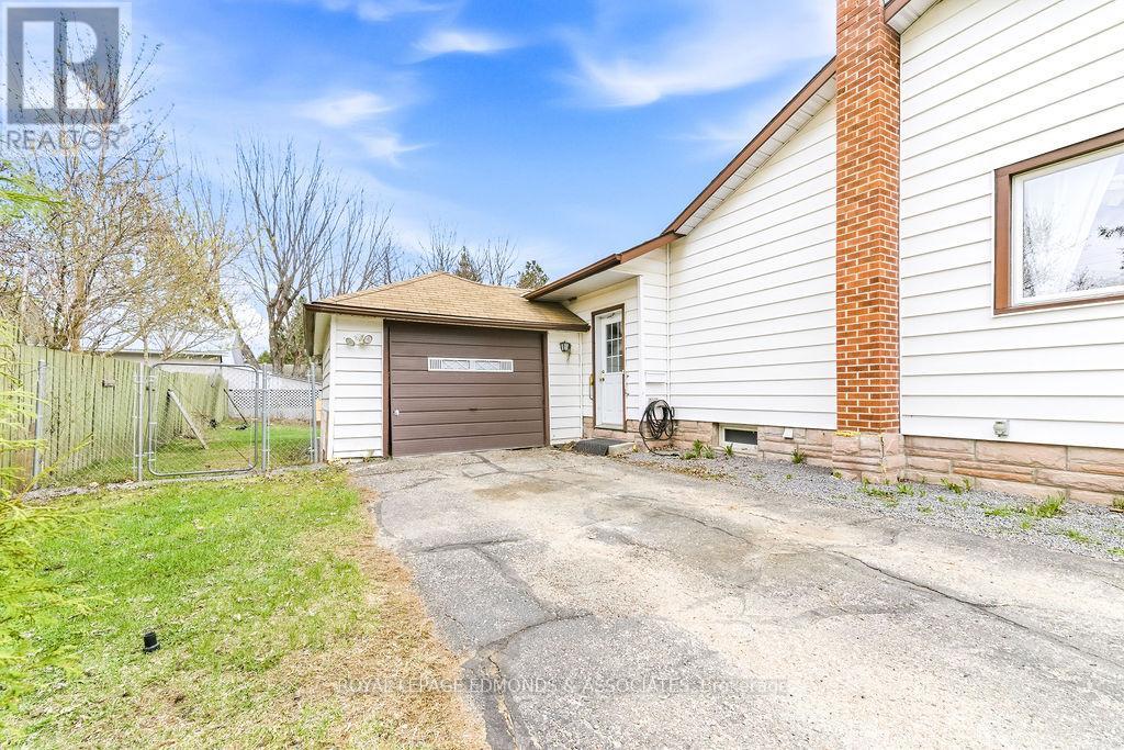 1211 Zadow Street, Laurentian Valley, Ontario  K8A 6W8 - Photo 5 - X13110644