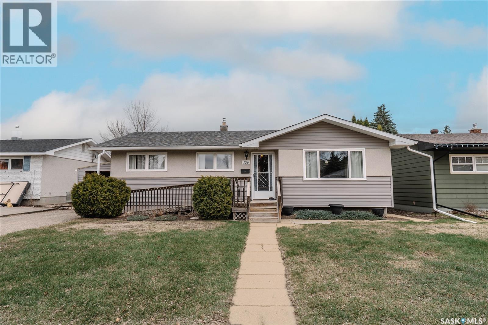 134 Maclean Crescent, Saskatoon, Saskatchewan  S7J 2R7 - Photo 2 - SK035573